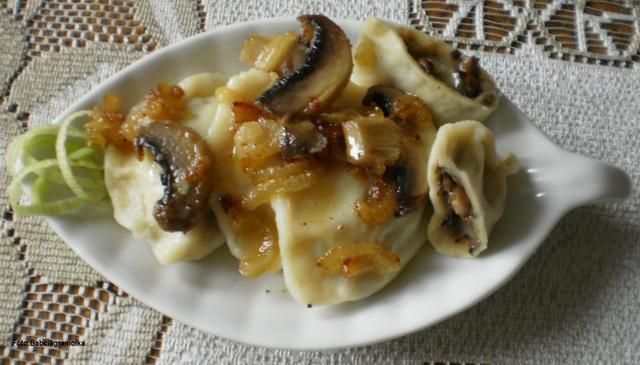 Pierogi z żółtym serem i pieczarkami