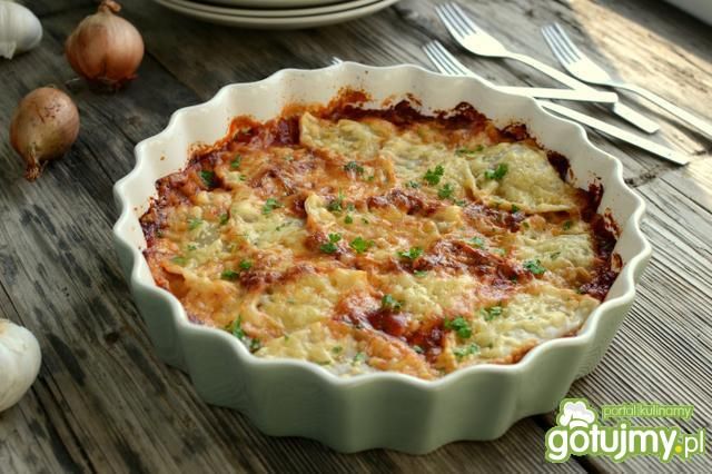 Pierogi zapiekane w sosie pomidorowym