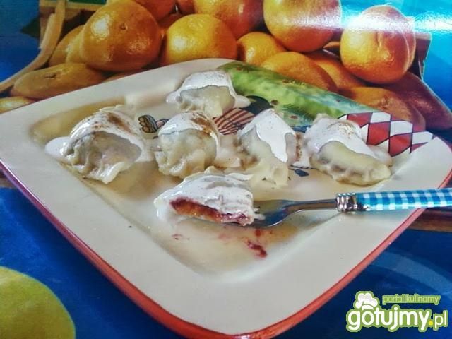 Pierogi ze śliwką i cynamonem.