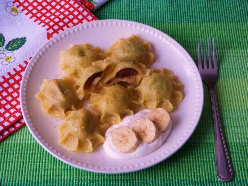 Pierogi ze śliwkami i bananami