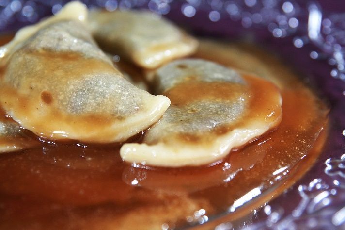 Pierogi ze śliwkami i sosem toffi