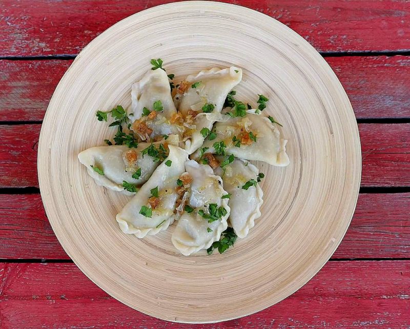 Pierogi ze świeżych grzybów z kiszoną kapustą 