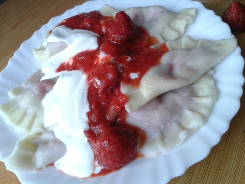 Pierogi ze świeżymi truskawkami