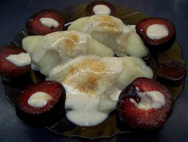 Pierogi ziemniaczane z czerwoną renklodą Pierogi ziemniaczane z czerwoną renklodą