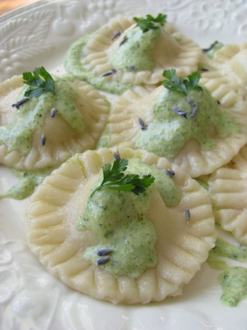 Pierogi ziołowo-czosnkowe z zielonym sosem Pierogi ziołowo-czosnkowe z zielonym sosem
