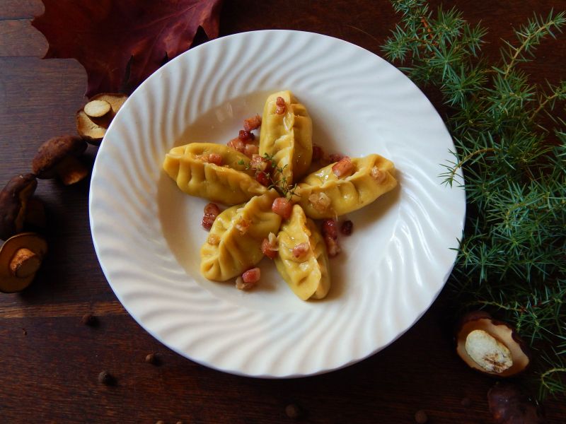 Pierożki culurgiones z podgrzybkami i pancettą
