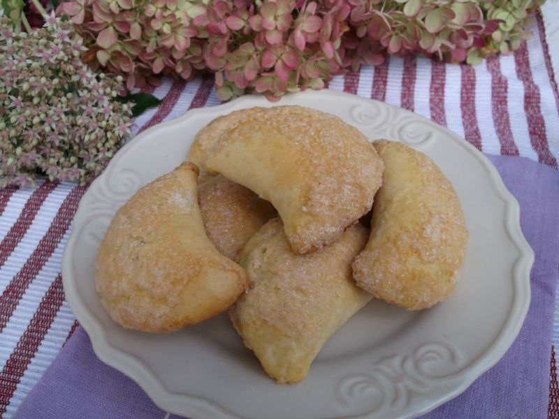 Pierożki drożdżowe z białym serem