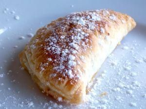 Pierożki drożdżowe z czarnymi porzeczkam Pierożki drożdżowe z czarnymi porzeczkam