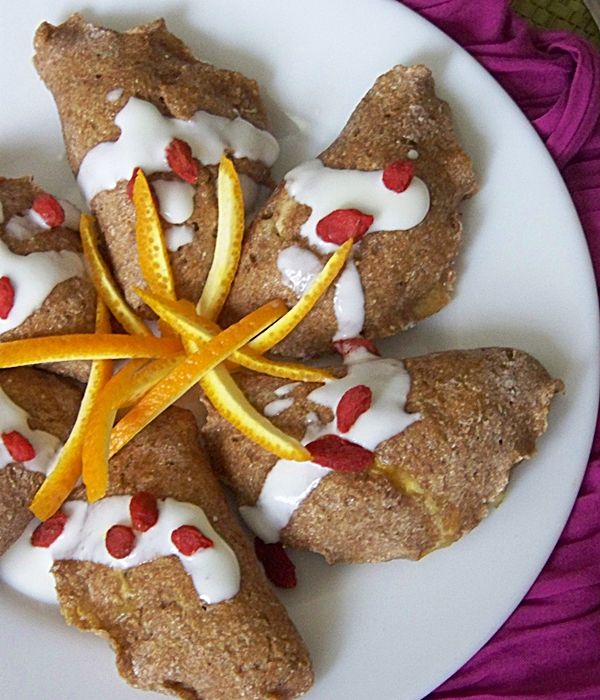 Pierożki drożdżowe z serkiem wiejskim i jogurtem