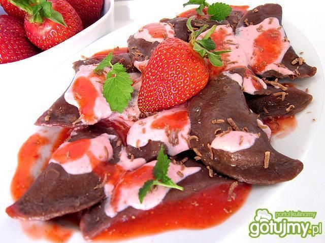Pierożki kakaowe z ricottą i truskawkami