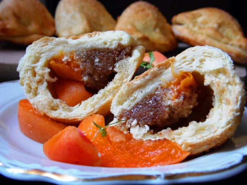Pierożki nadziewane morelą i migdałami  Pierożki nadziewane morelą i migdałami