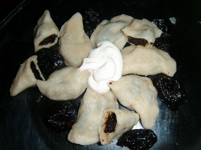 Pierożki nadziewane suszonymi śliwkami