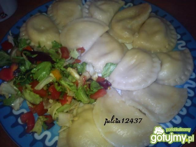 Pierożki ruskie z wiosenną sałateczką