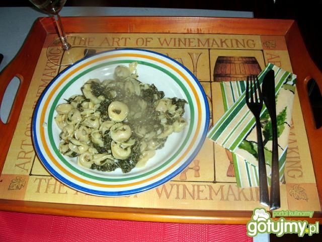 Pierożki tortellini w sosie szpinakowym Pierożki tortellini w sosie szpinakowym