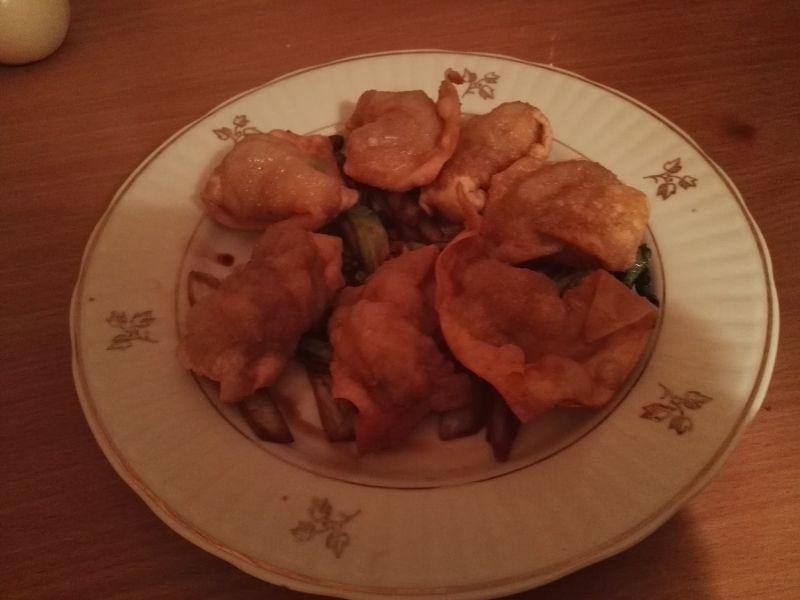 Pierożki won-ton z farszem z mięsa mielonego Pierożki won-ton z farszem z mięsa mielonego