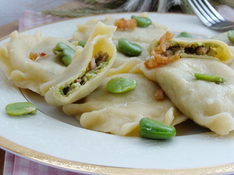 Pierożki z bobem boczkiem i cebulką  Pierożki z bobem boczkiem i cebulką