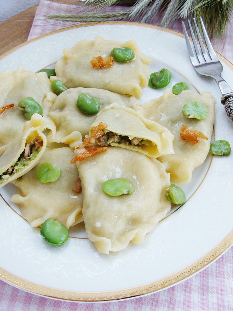 Pierożki z bobem boczkiem i cebulką  Pierożki z bobem boczkiem i cebulką