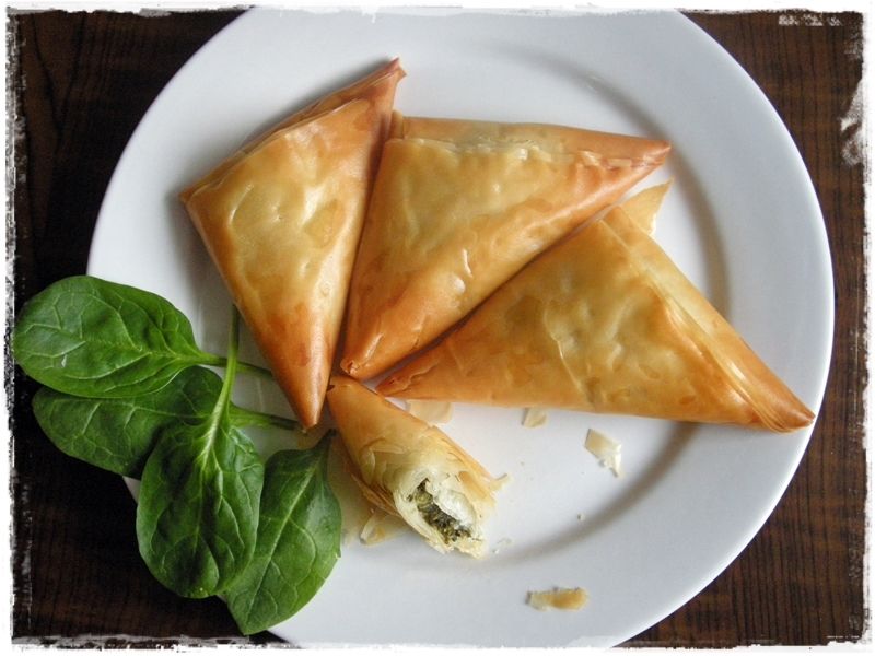 Pierożki z ciasta filo ze szpinakiem i fetą Pierożki z ciasta filo ze szpinakiem i fetą