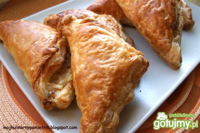 Pierożki z ciasta fracuskiego z tuńczyki Pierożki z ciasta fracuskiego z tuńczyki