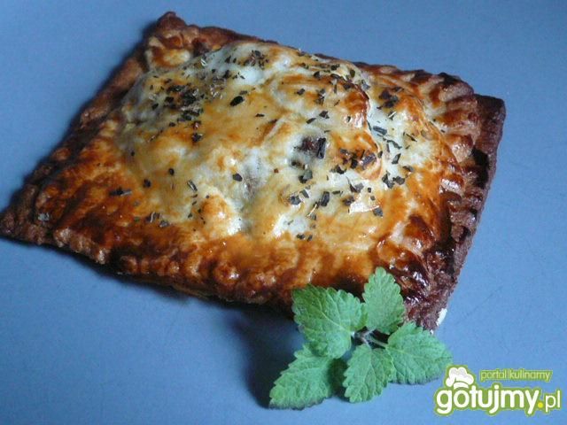 Pierożki z ciasta francuskiego z kurkami