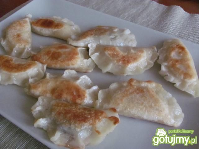 Pierożki z ciasta parzonego Pierożki z ciasta parzonego