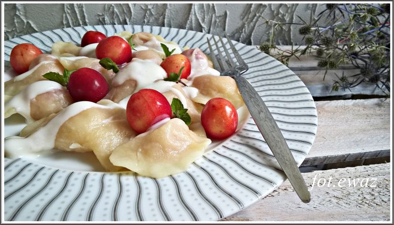 Pierożki z czereśniami Pierożki z czereśniami
