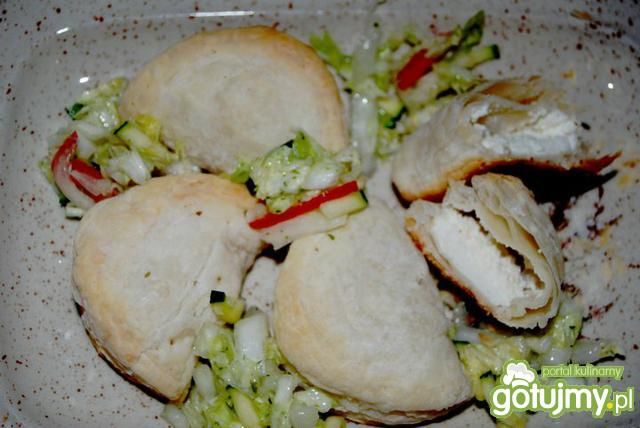 Pierożki z fetą na sałatce czosnkowej Pierożki z fetą na sałatce czosnkowej