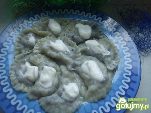 Pierożki z jagodami i słodką śmietanką