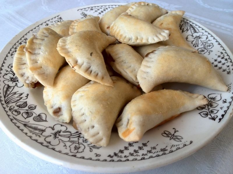 Pierożki z kapustą kiszoną i suszonym borowikiem.