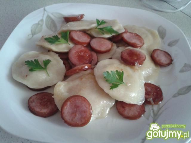 Pierożki z kurczakiem i kiełbaską  Pierożki z kurczakiem i kiełbaską