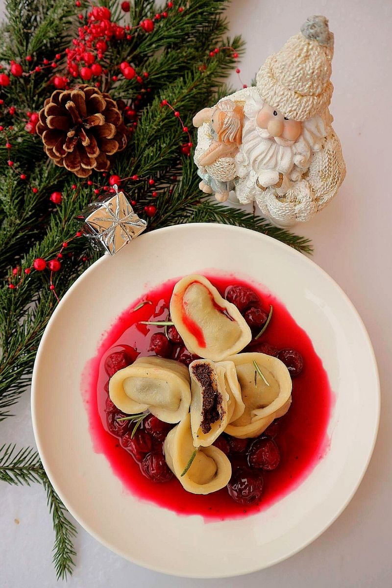 Pierożki z makiem i sosem wiśniowym  Pierożki z makiem i sosem wiśniowym