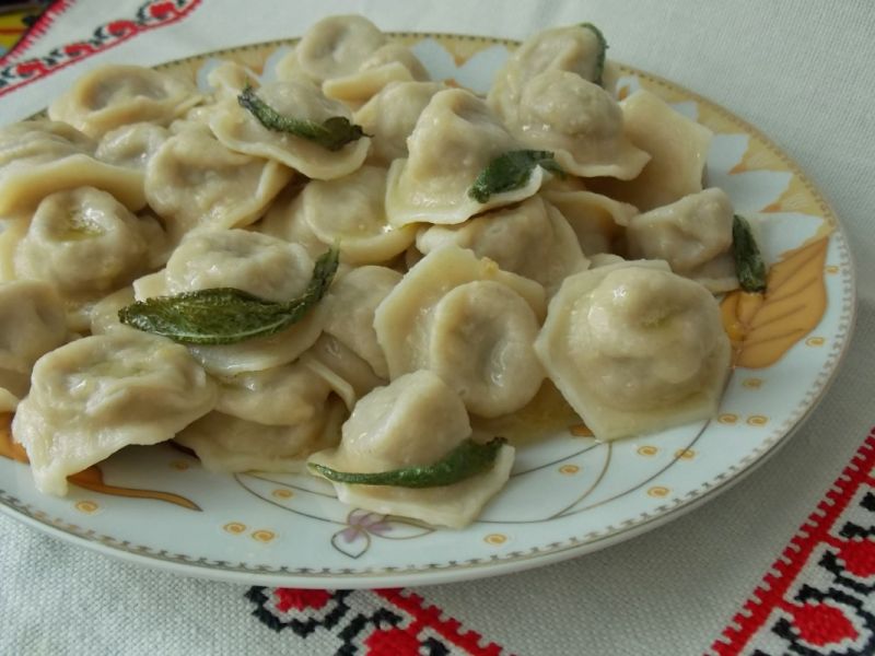 Pierożki z mięsem i masłem szałwiowym Pierożki z mięsem i masłem szałwiowym