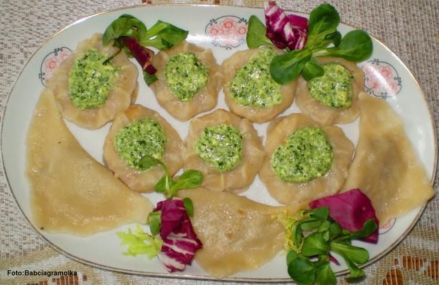 Pierożki z mięsem i sosem szpinakowym Pierożki z mięsem i sosem szpinakowym