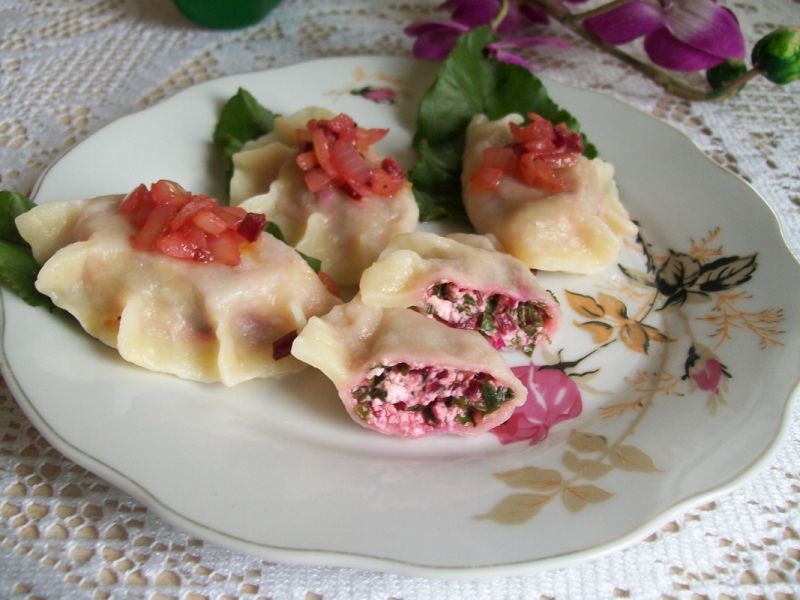 Pierożki z nadzieniem botwinkowym  Pierożki z nadzieniem botwinkowym