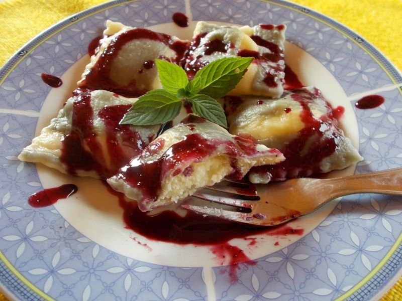 Pierożki z serem i sosem herbacianym Pierożki z serem i sosem herbacianym