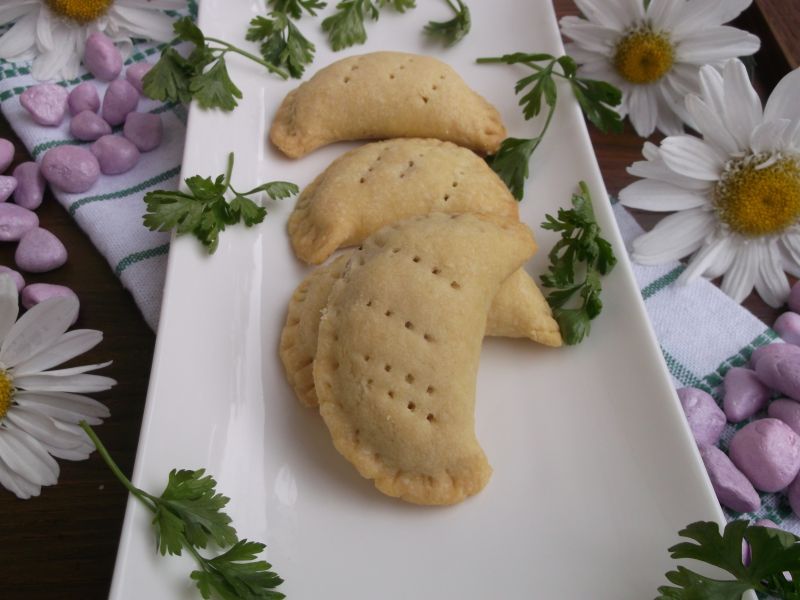 Pierożki z serem żółtym i cebulą Pierożki z serem żółtym i cebulą