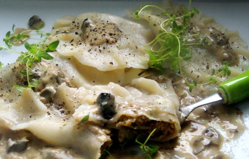 Pierożki z sosem grzybowym