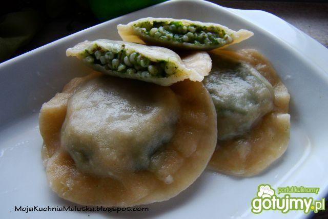 Pierożki z szpinakiem serkiem i kaszą  Pierożki z szpinakiem serkiem i kaszą