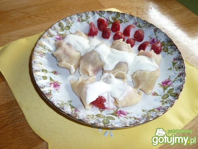 Pierożki z truskawkam Pierożki z truskawkam