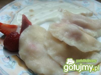 Pierożki z truskawkami i serkiem brzoskw Pierożki z truskawkami i serkiem brzoskw