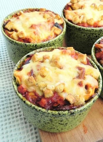 Pierożki zapiekane w sosie pieczarkowym