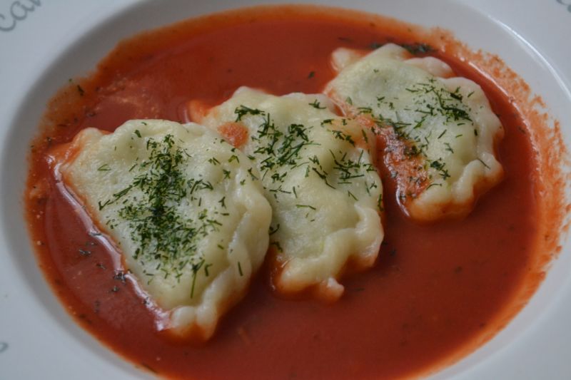Pierożki ze szpinakiem i ricottą w pikantnym sosie Pierożki ze szpinakiem i ricottą w pikantnym sosie