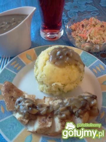 Pierś duszona z sosem z susz. grzybów