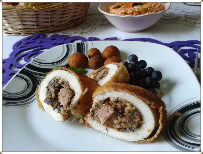 Pierś faszerowana kozakami, serkiem i kiełbasą