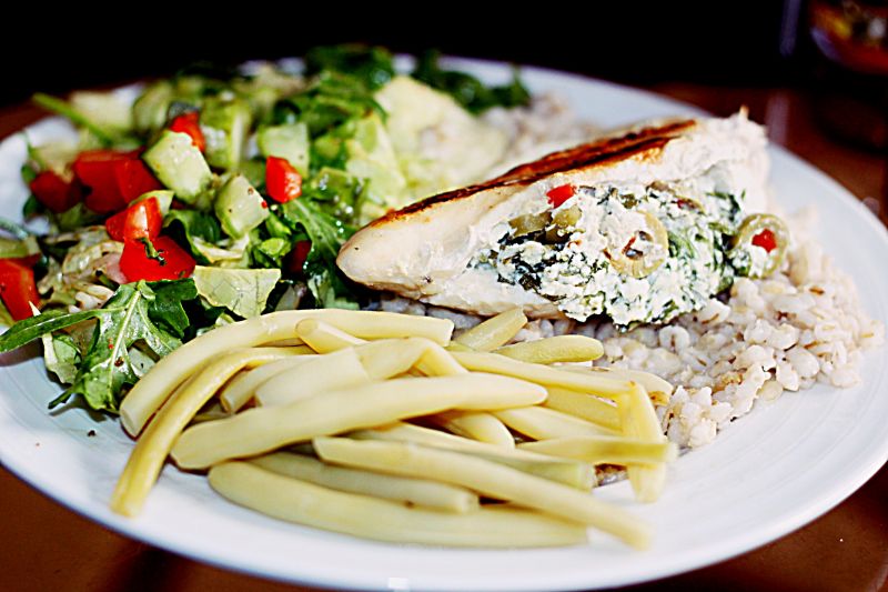 Pierś faszerowana serkiem fetta, rukolą i oliwkami