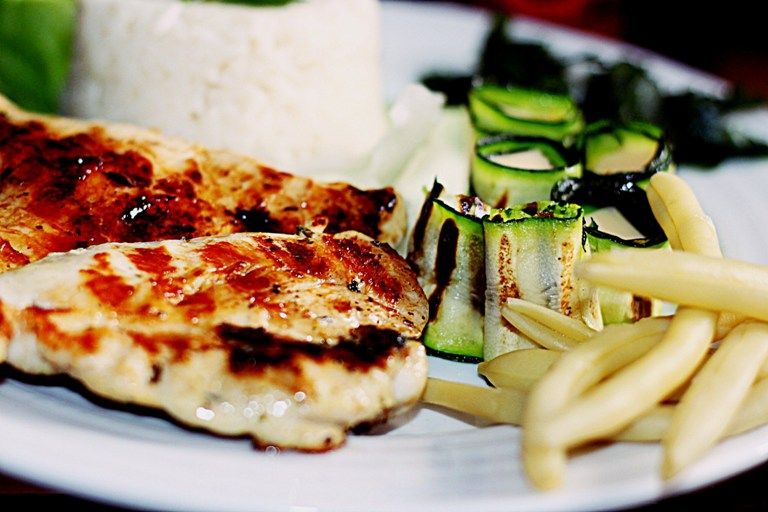 Pierś grillowana piri piri z pysznymi dodatkami 