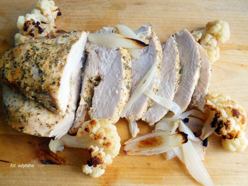 Pierś indycza z cebulą i kalafiorem 