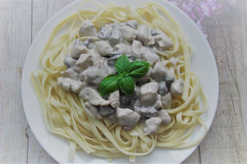 Pierś indyka w sosie grzybowym z makaronem Pierś indyka w sosie grzybowym z makaronem