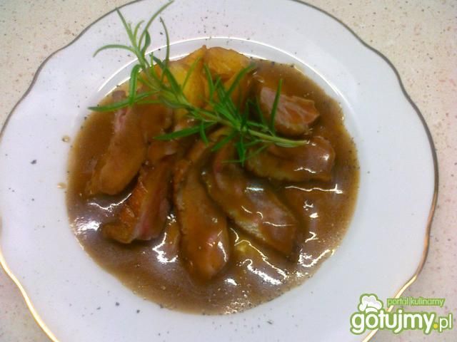 Pierś kaczki w sosie kardamonowym