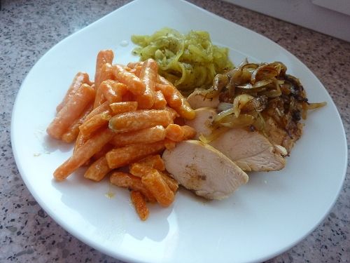 Pierś kurczaka duszona w cebuli z marchewką  Pierś kurczaka duszona w cebuli z marchewką